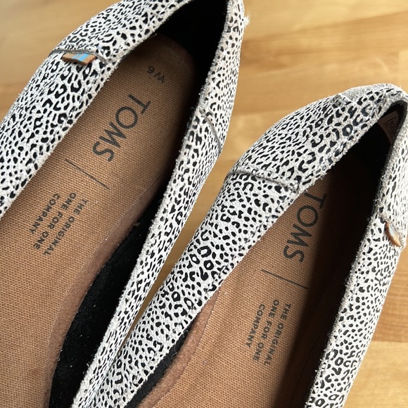 Like new Toms B&W leopard flats - Picture 2 of 4